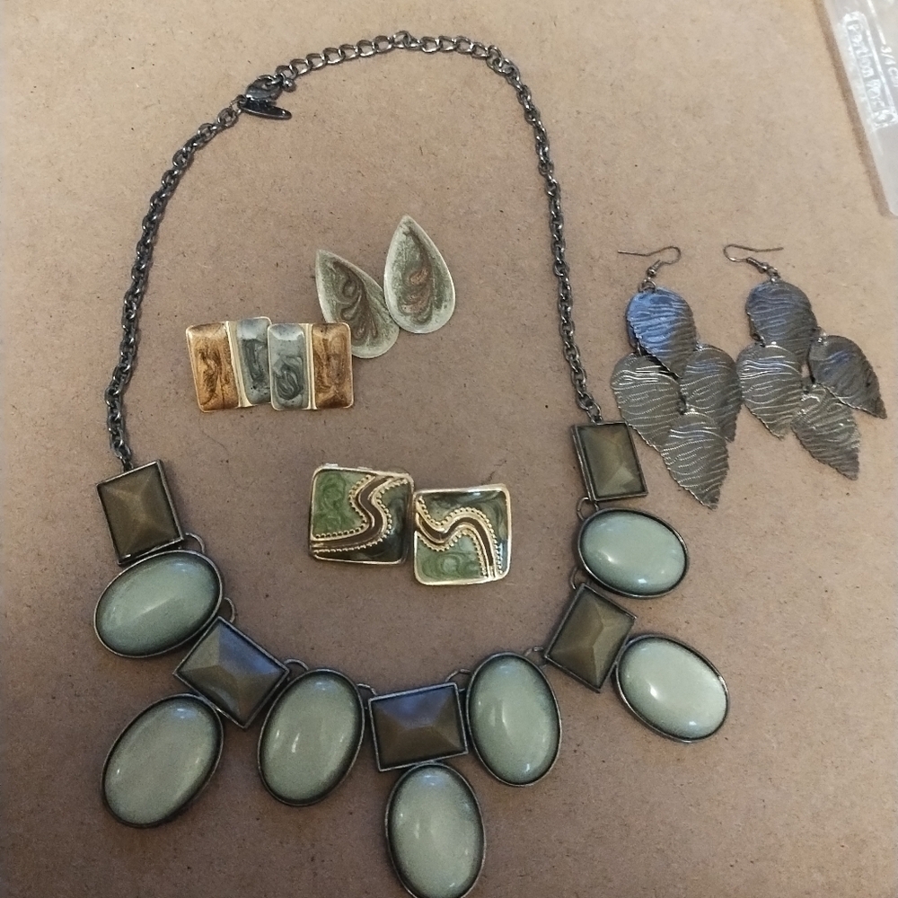 Statement necklace and earrings loy